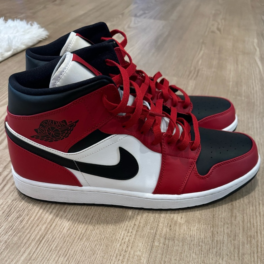 Jordan 1 Mid Chicago Black Toe